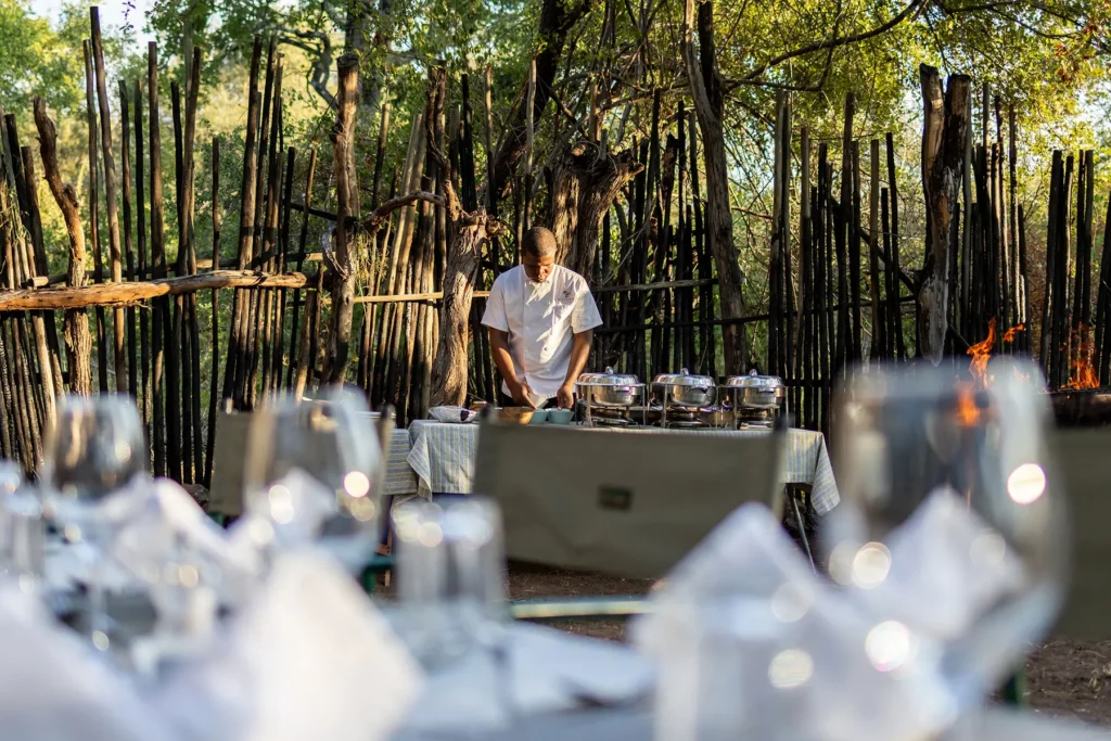 1800px-2026-seolo-africa-masuwe-dining-7