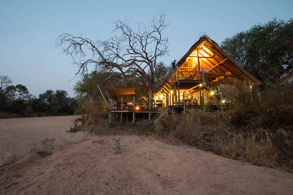 1800px-2026-seolo-africa-rhino-post-lodge-30