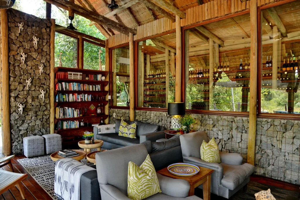 1800px-2026-seolo-africa-rhino-post-lodge-41