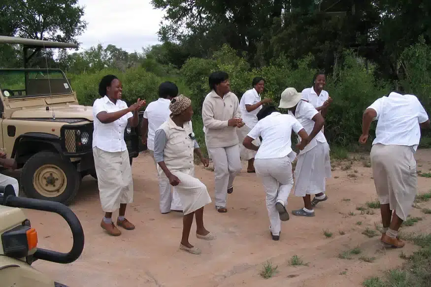 seolo-africa-about-people-dancing